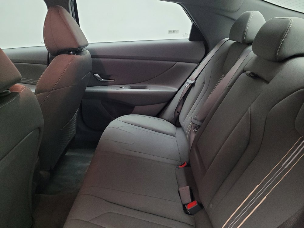 Used 2025 Hyundai Elantra SEL image 18