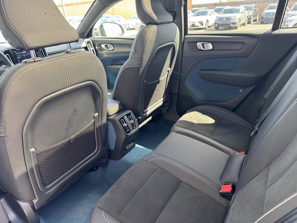 Used 2022 Volvo C40 P8 Recharge Ultimate image 32