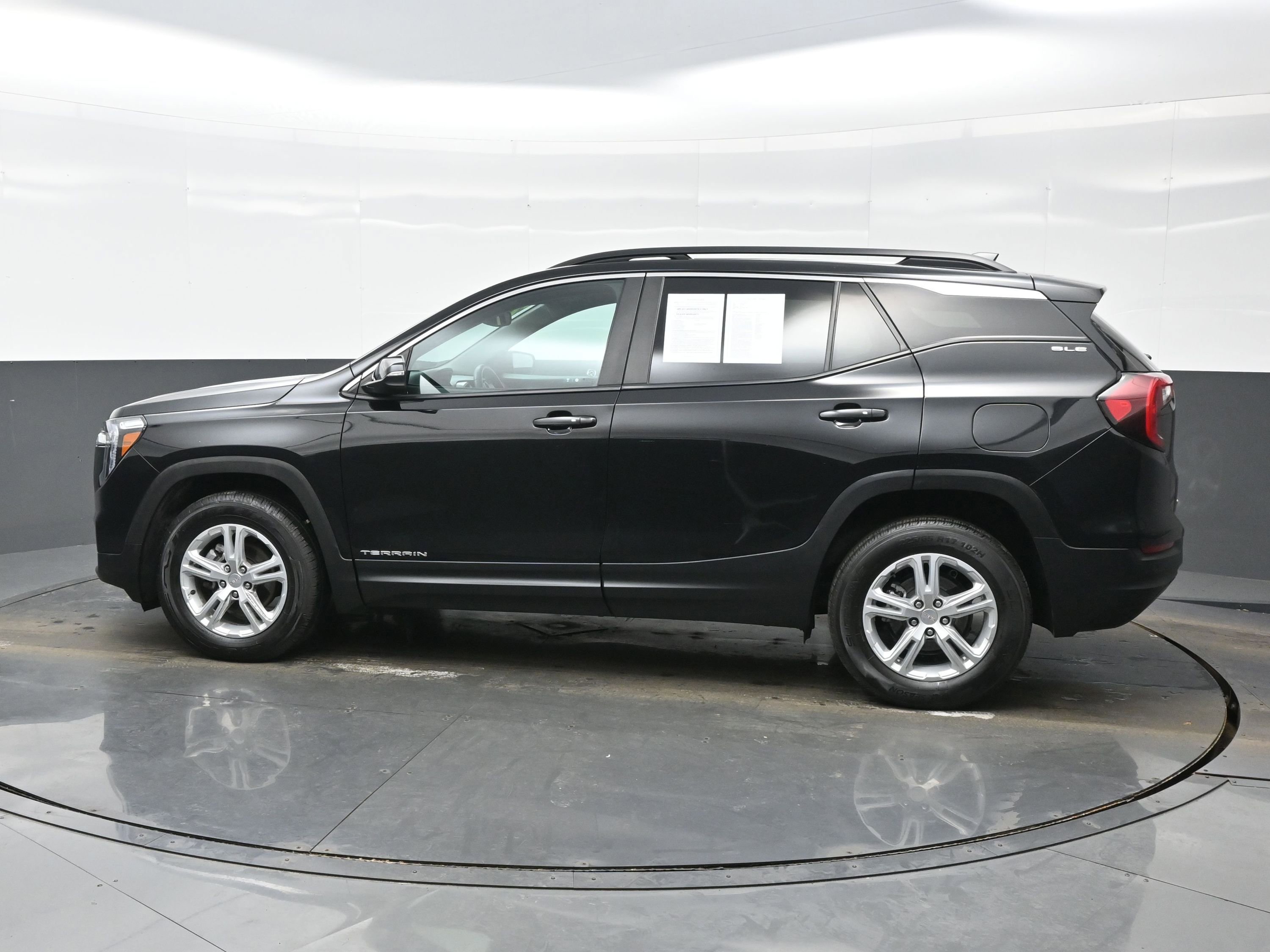 Used 2022 GMC Terrain SLE w/ Driver Convenience Package image 3