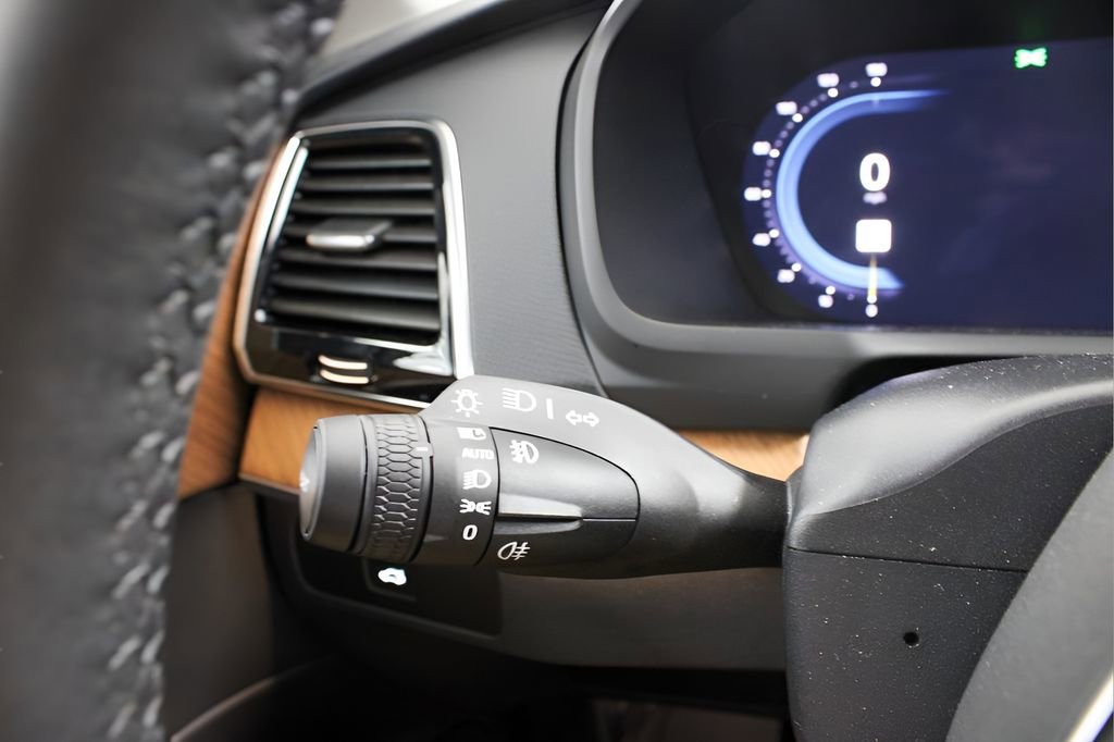Certified 2025 Volvo XC90 B6 Plus image 28