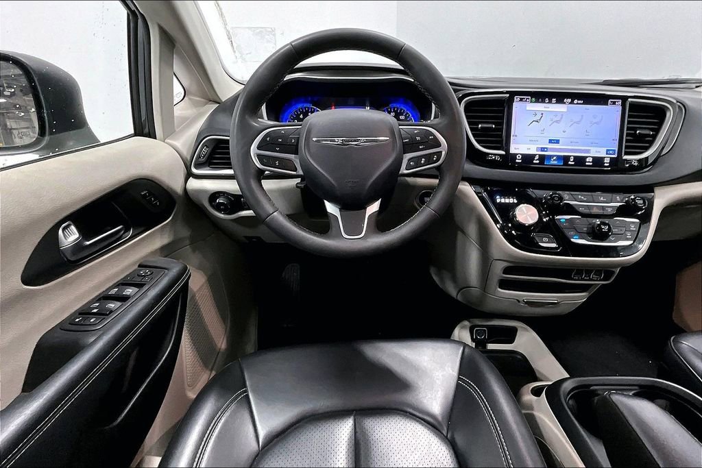 Used 2023 Chrysler Pacifica Touring-L image 7