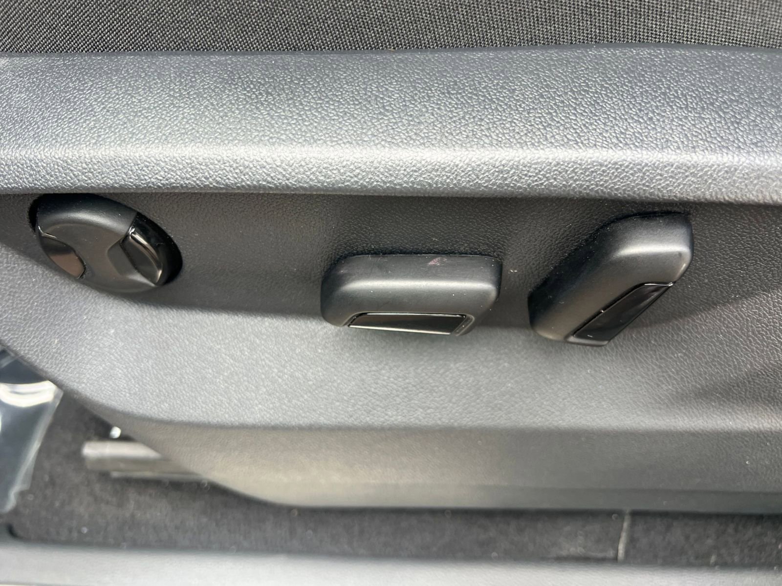 Used 2025 Volkswagen Atlas Cross Sport SE image 23