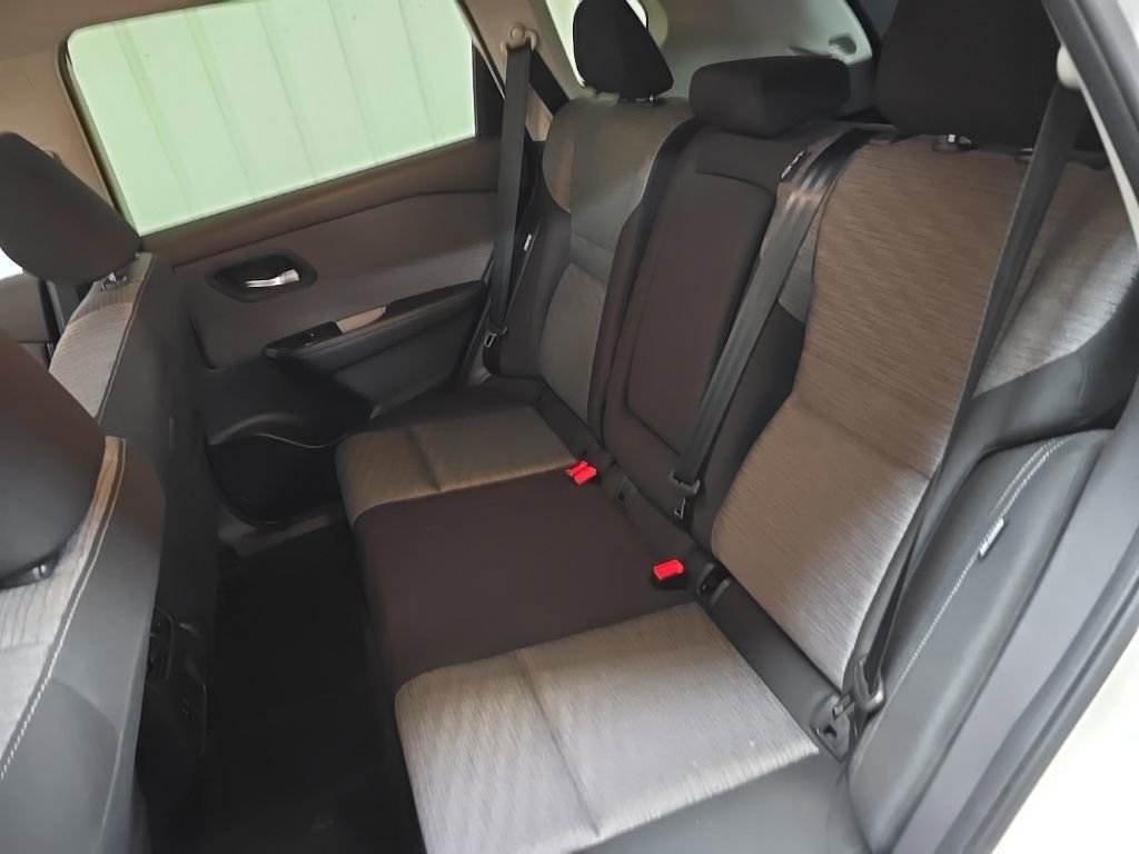 Used 2023 Nissan Rogue SV image 31