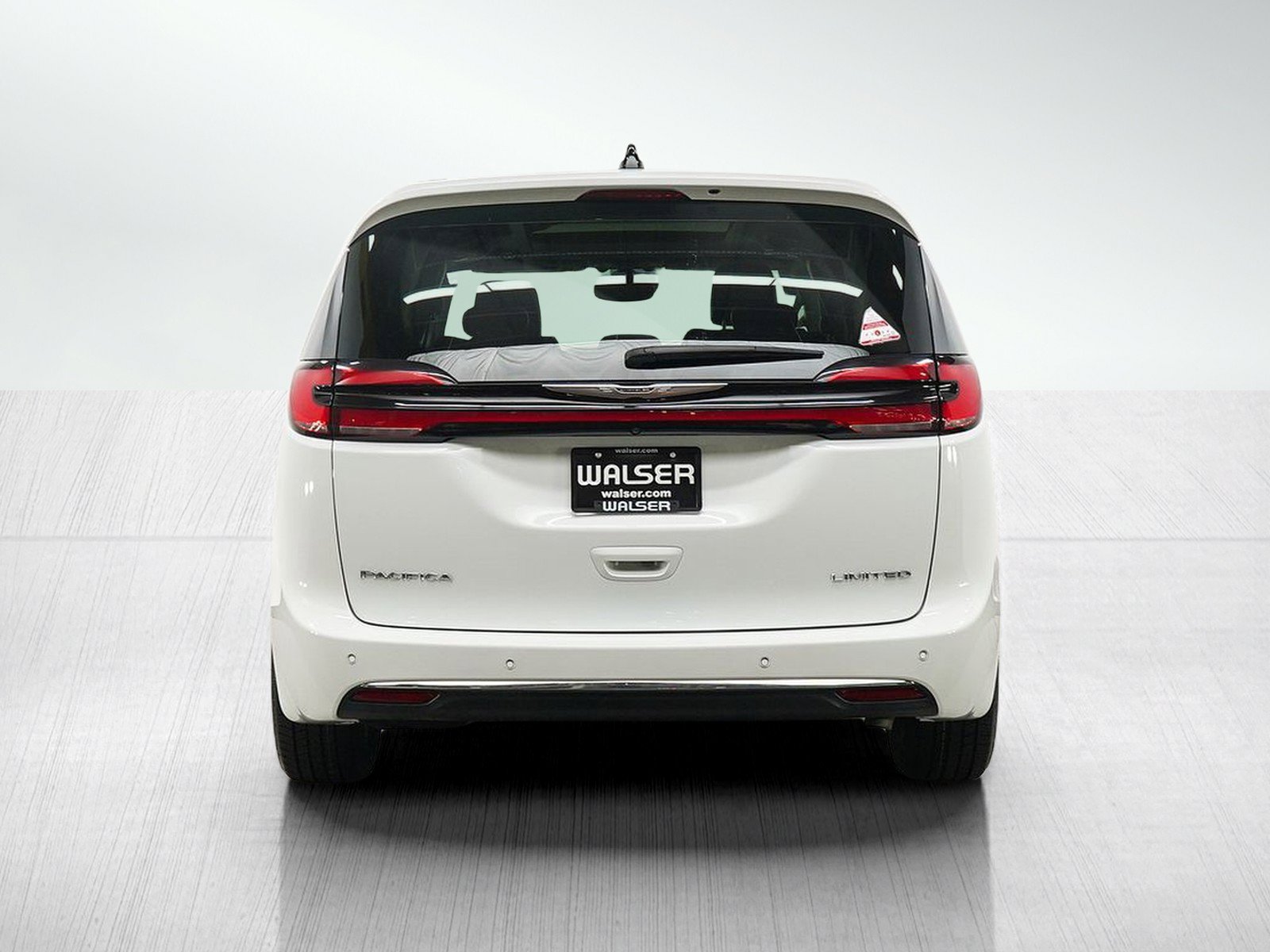 Used 2024 Chrysler Pacifica Limited FWD image 4