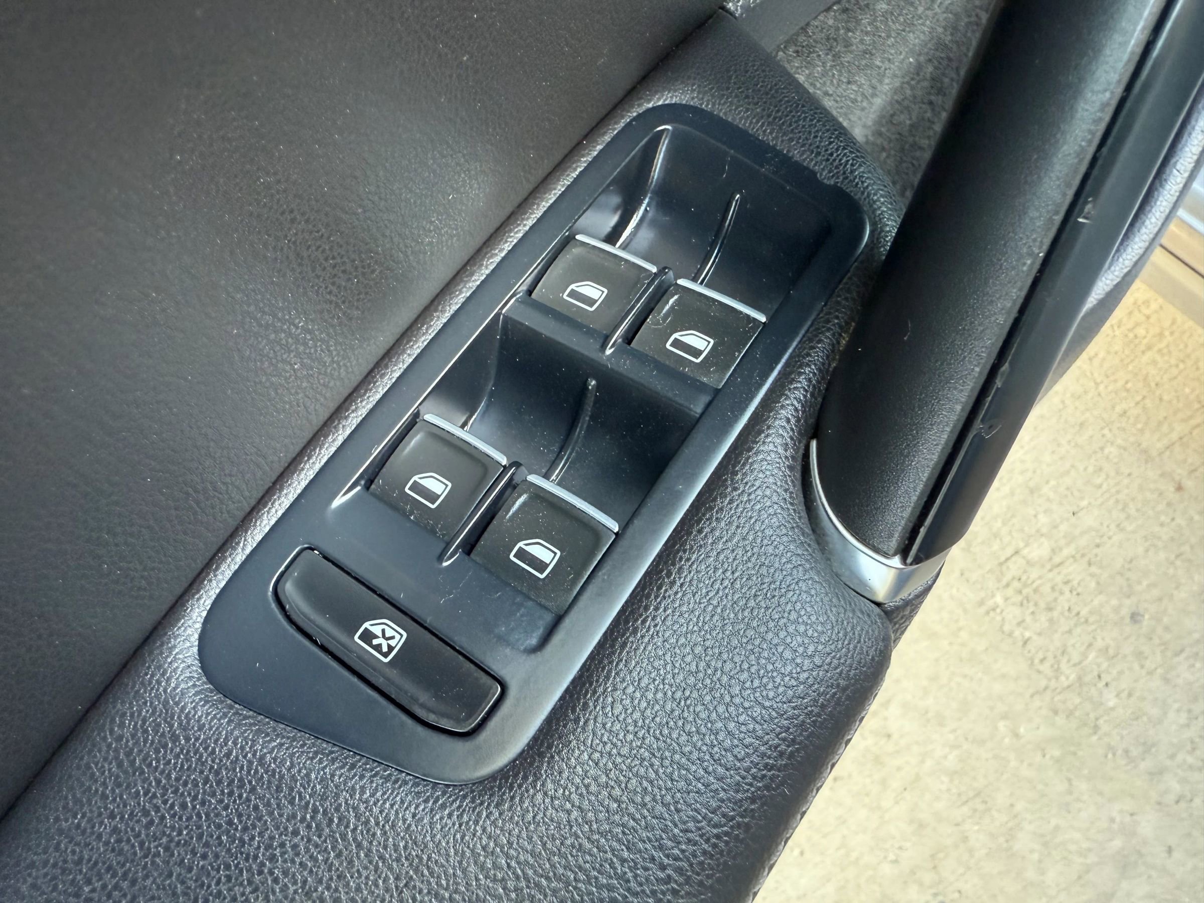 Used 2015 Volkswagen Golf R 4-Door image 34