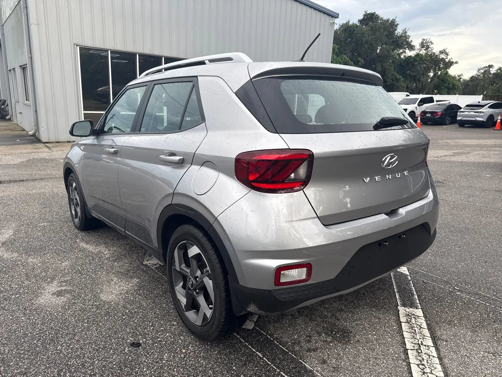 Used 2024 Hyundai Venue SEL FWD image 11