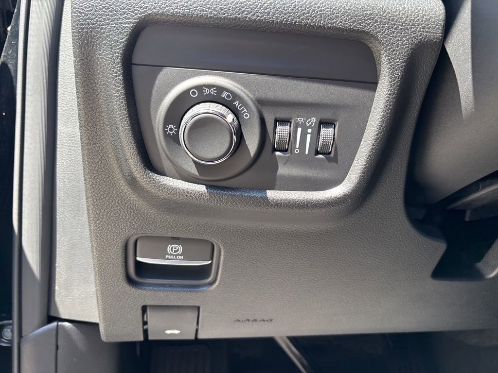 Used 2025 Jeep Grand Cherokee Altitude image 44
