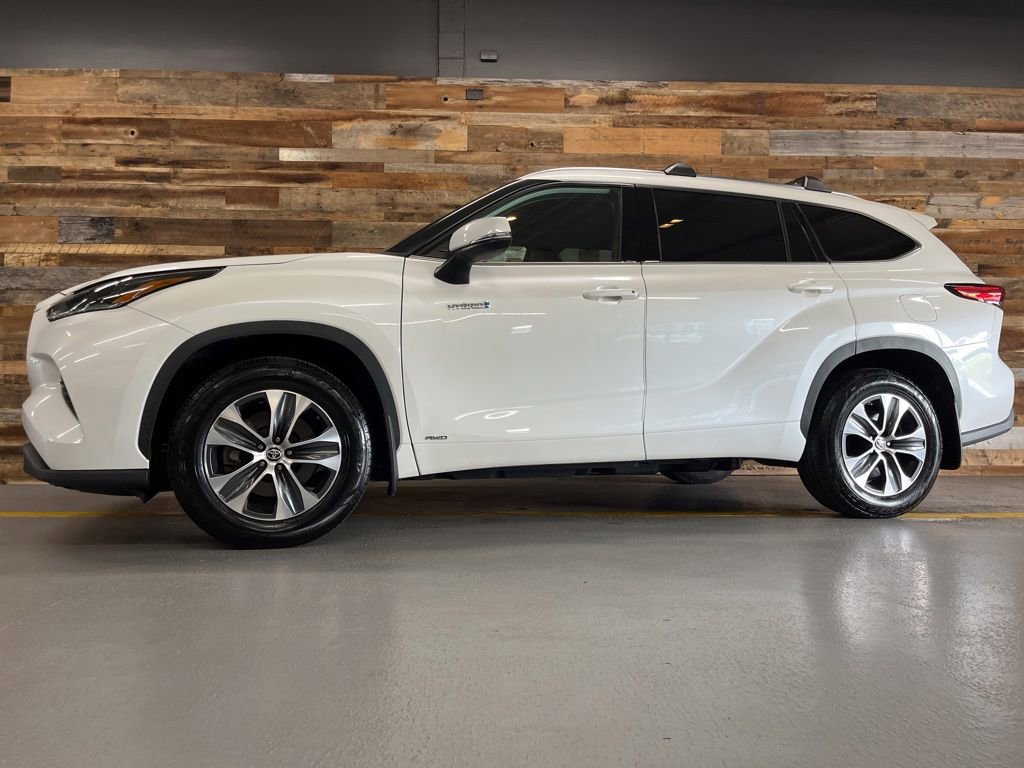 Used 2021 Toyota Highlander XLE AWD/4WD image 38