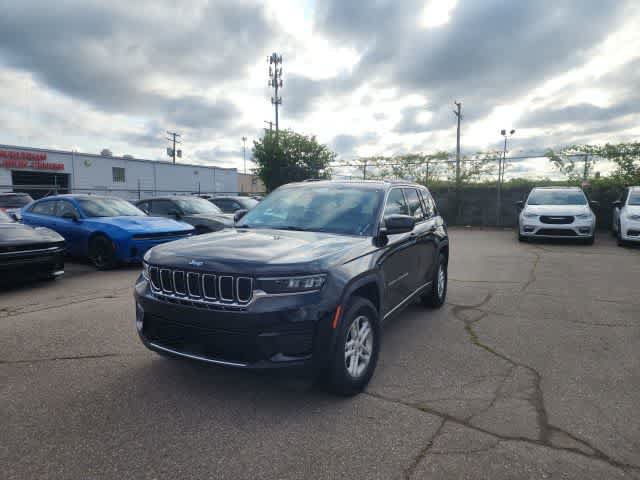 Certified 2023 Jeep Grand Cherokee Laredo w/ Trailer Tow Prep Group (B) AWD/4WD image 3