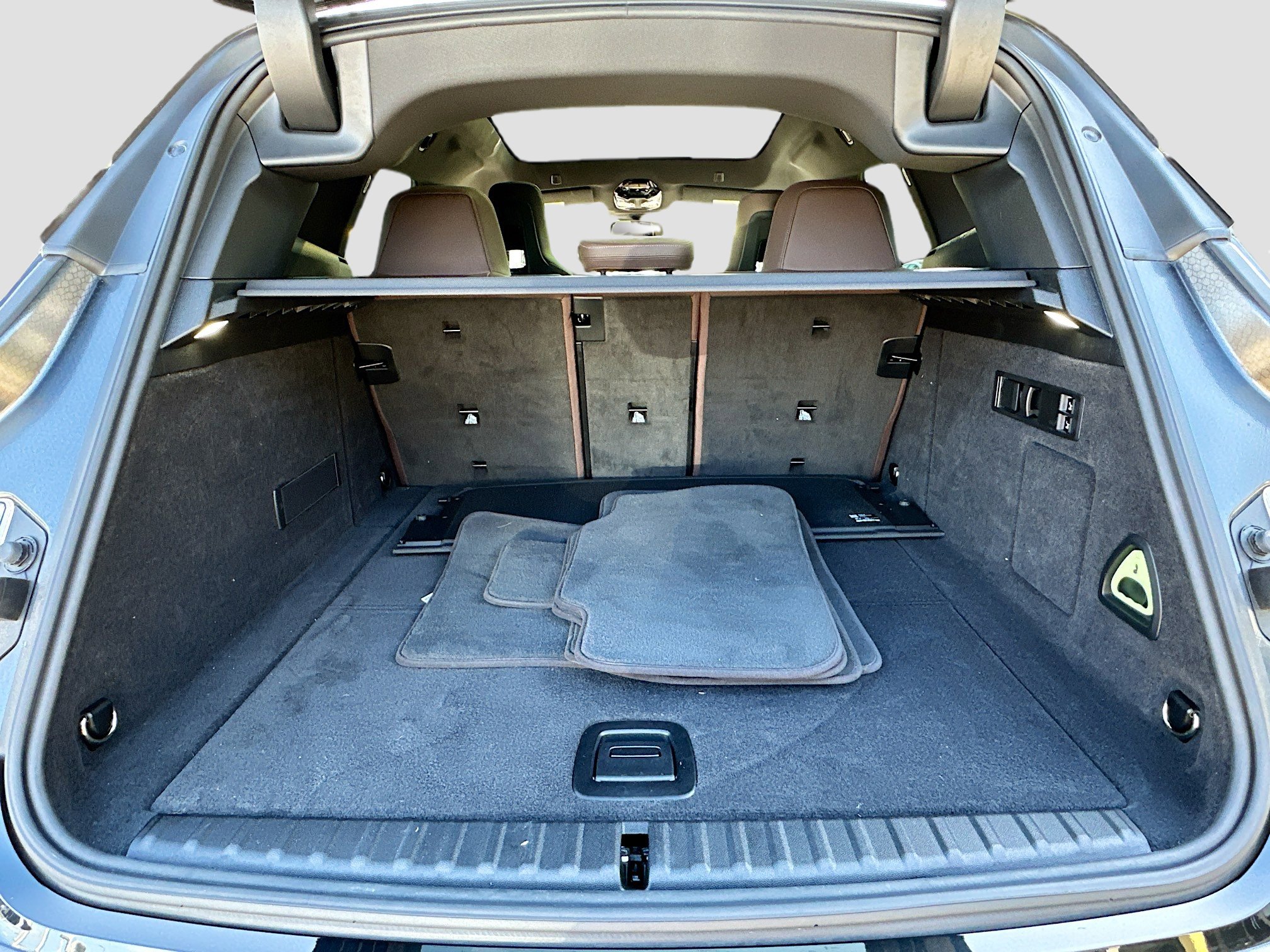 Used 2024 BMW iX xDrive50 w/ Sport Package image 28