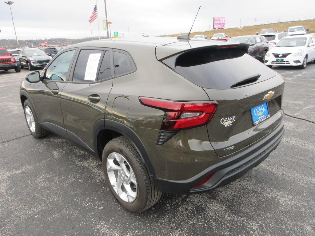 Used 2024 Chevrolet Trax LS w/ LS Convenience Package image 3