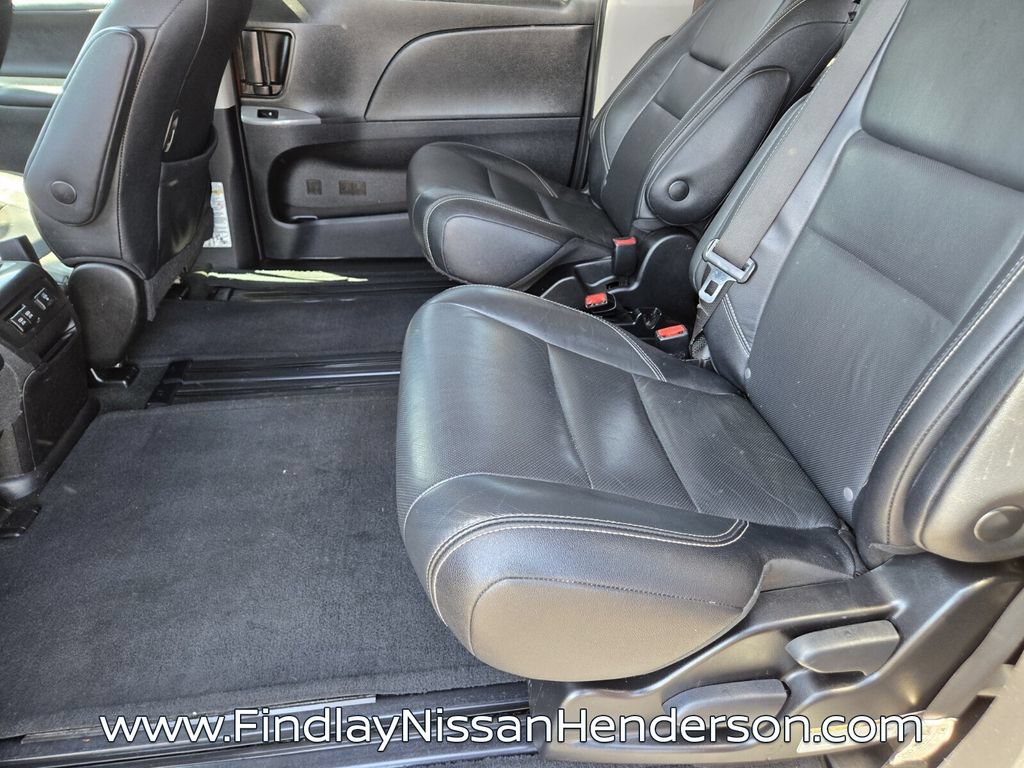 Used 2018 Toyota Sienna SE Premium w/ Carpet Mat Package FWD image 12