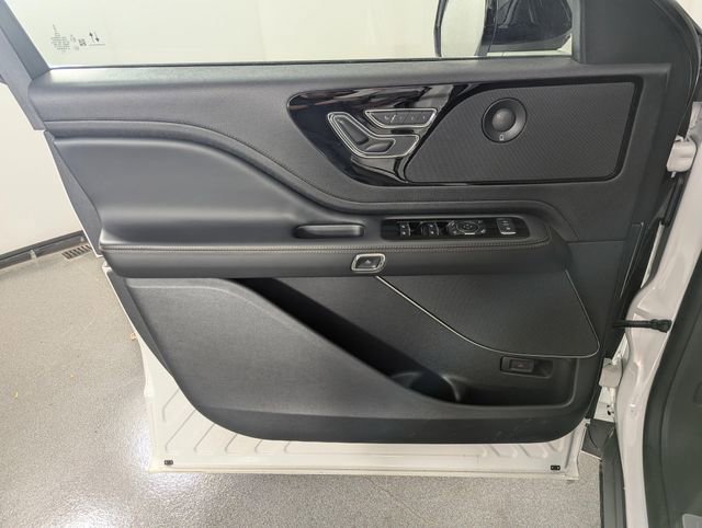 Used 2025 Lincoln Aviator AWD w/ Jet Appearance Package image 9