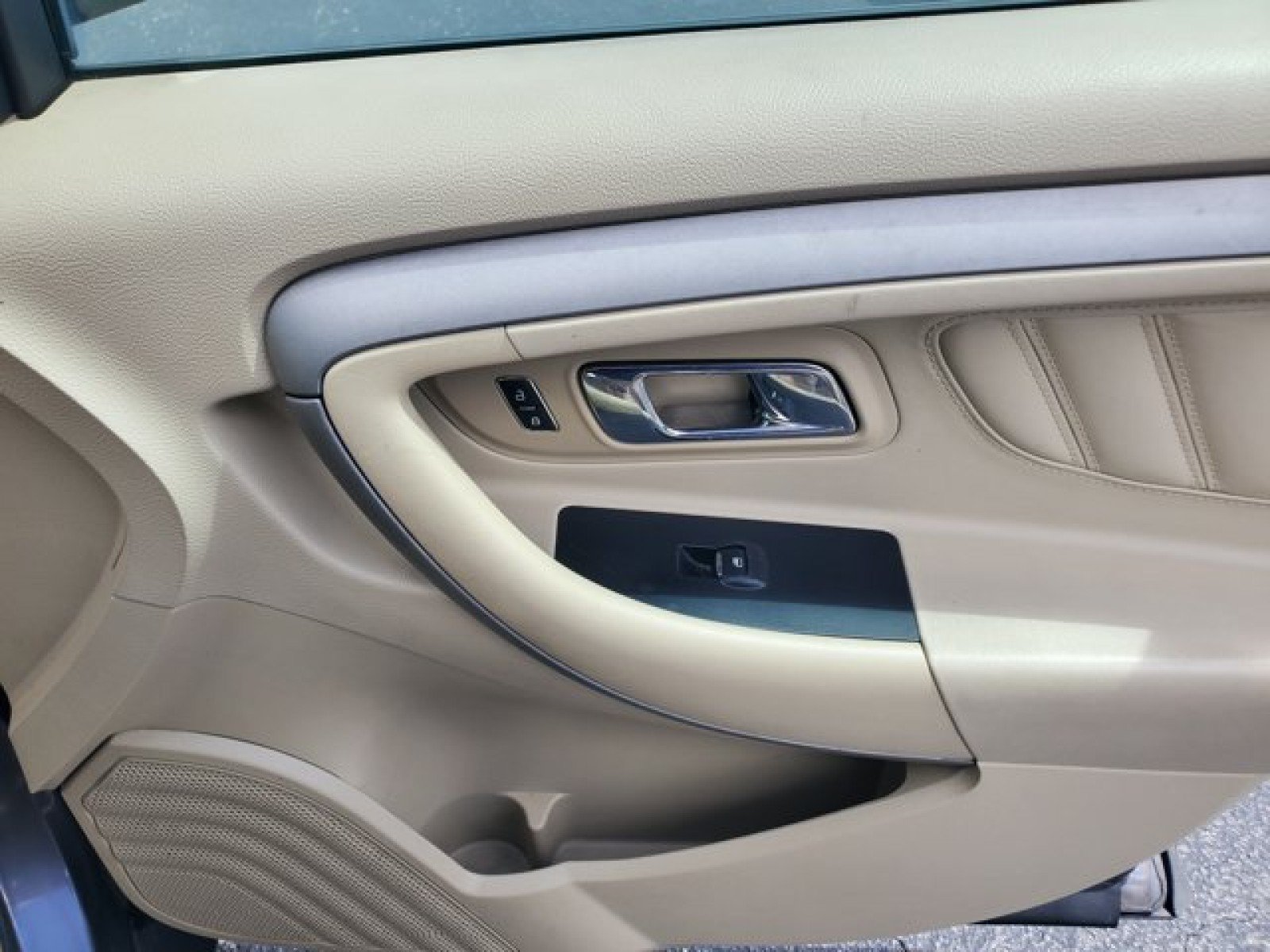 Used 2014 Ford Taurus SE FWD image 31