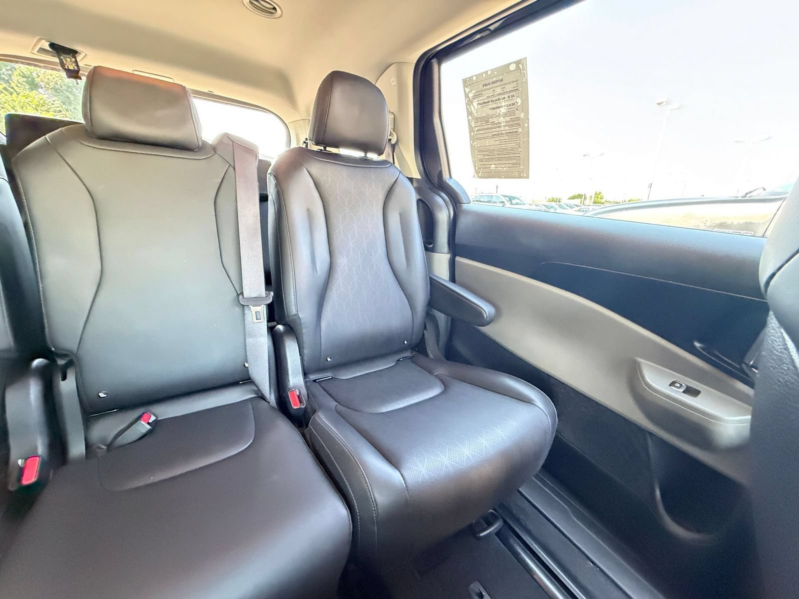 Used 2026 Kia Carnival FWD image 32