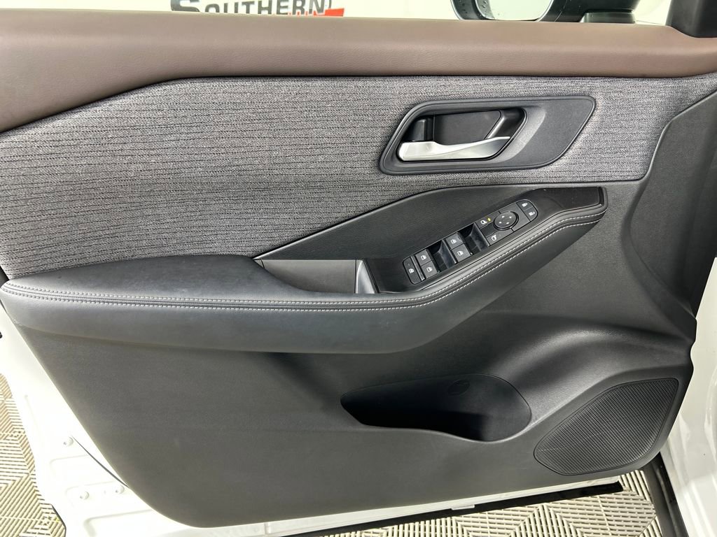 Used 2023 Nissan Rogue SV image 18