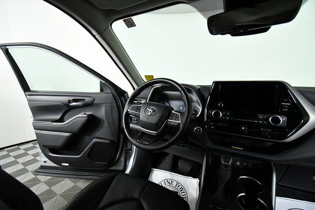 Used 2023 Toyota Highlander XLE image 19