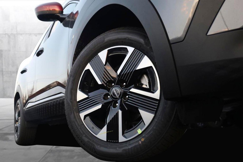 New 2026 Nissan Kicks SV w/ SV Premium Package image 3