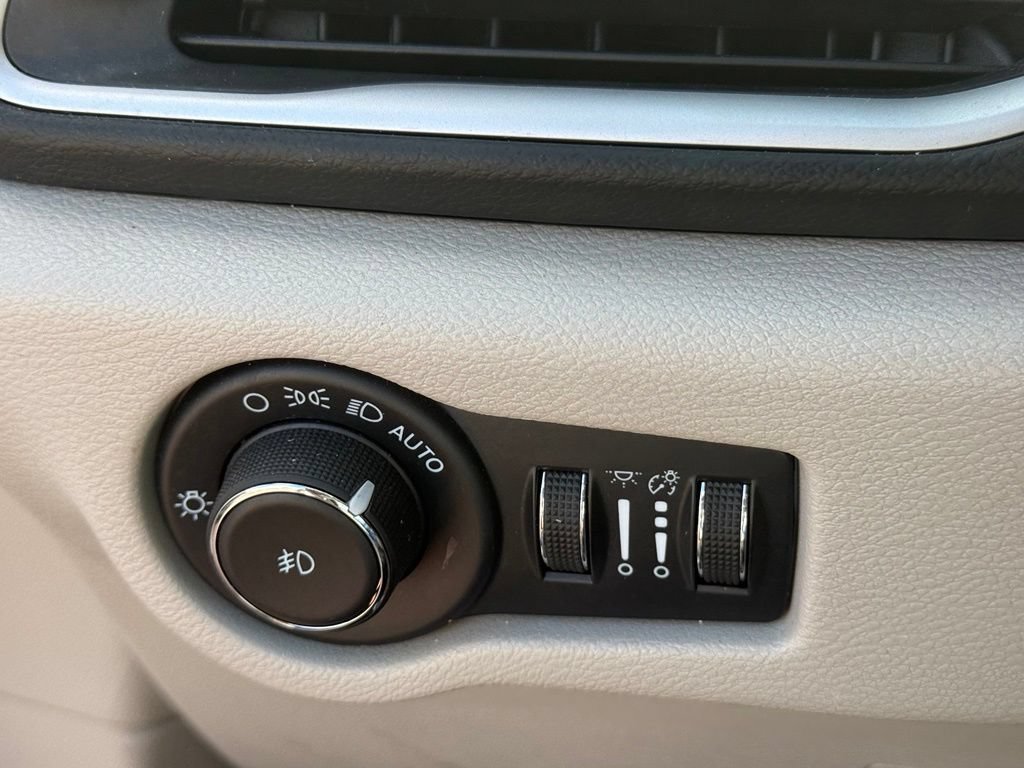 Used 2022 Chrysler Pacifica Touring-L FWD image 17