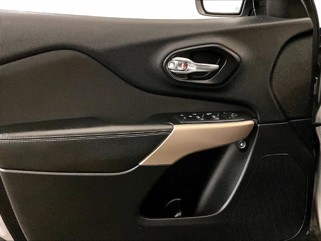 Used 2018 Jeep Cherokee Latitude w/ Cold Weather Group AWD/4WD image 23