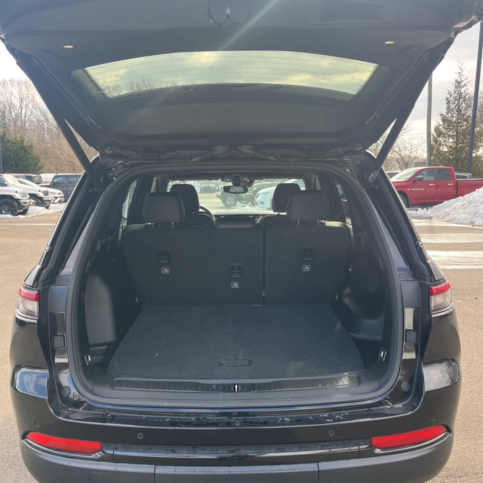 Used 2023 Jeep Grand Cherokee Altitude image 17