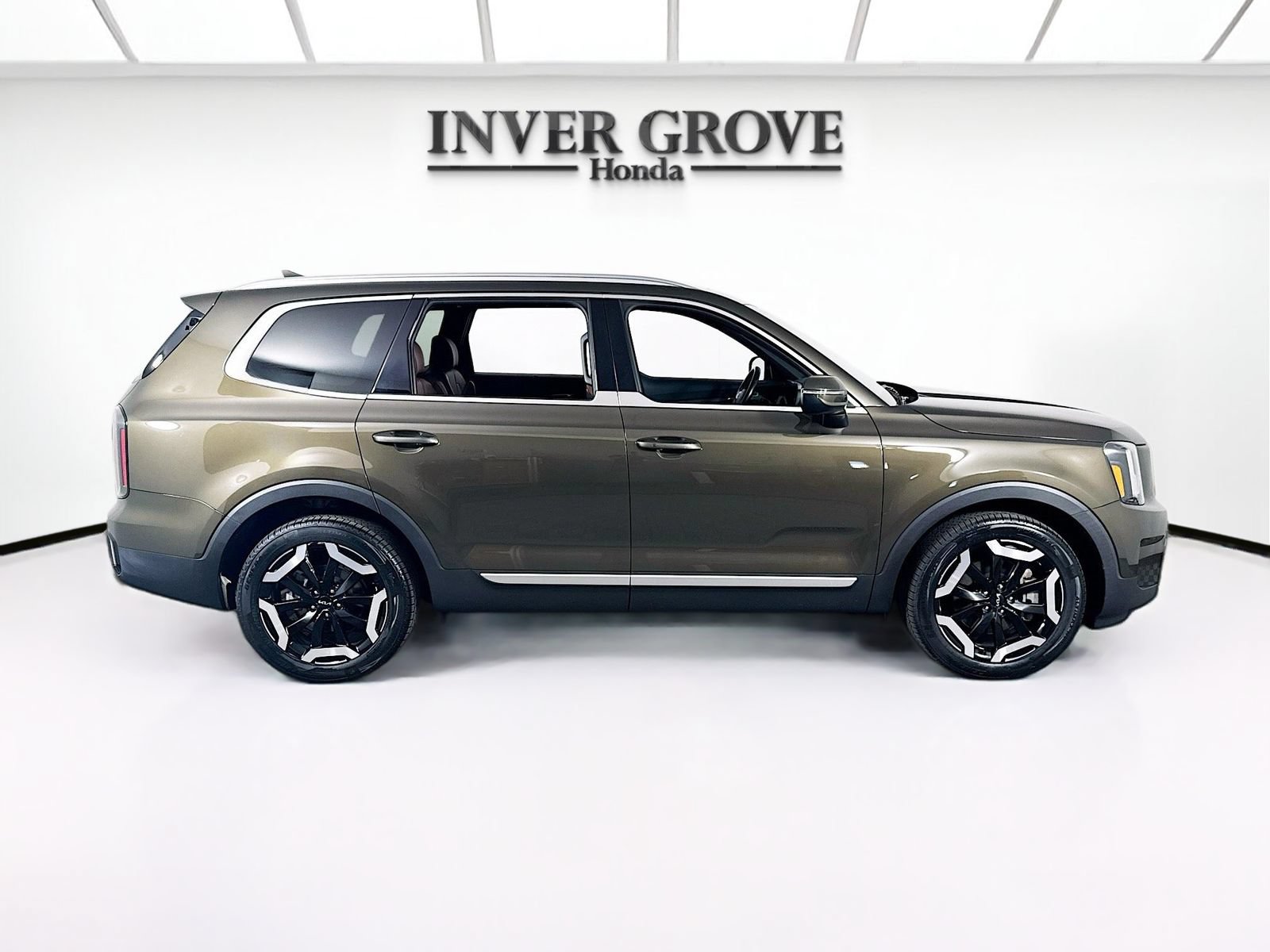 Used 2024 Kia Telluride EX w/ EX Captain's Chair Package AWD/4WD image 4