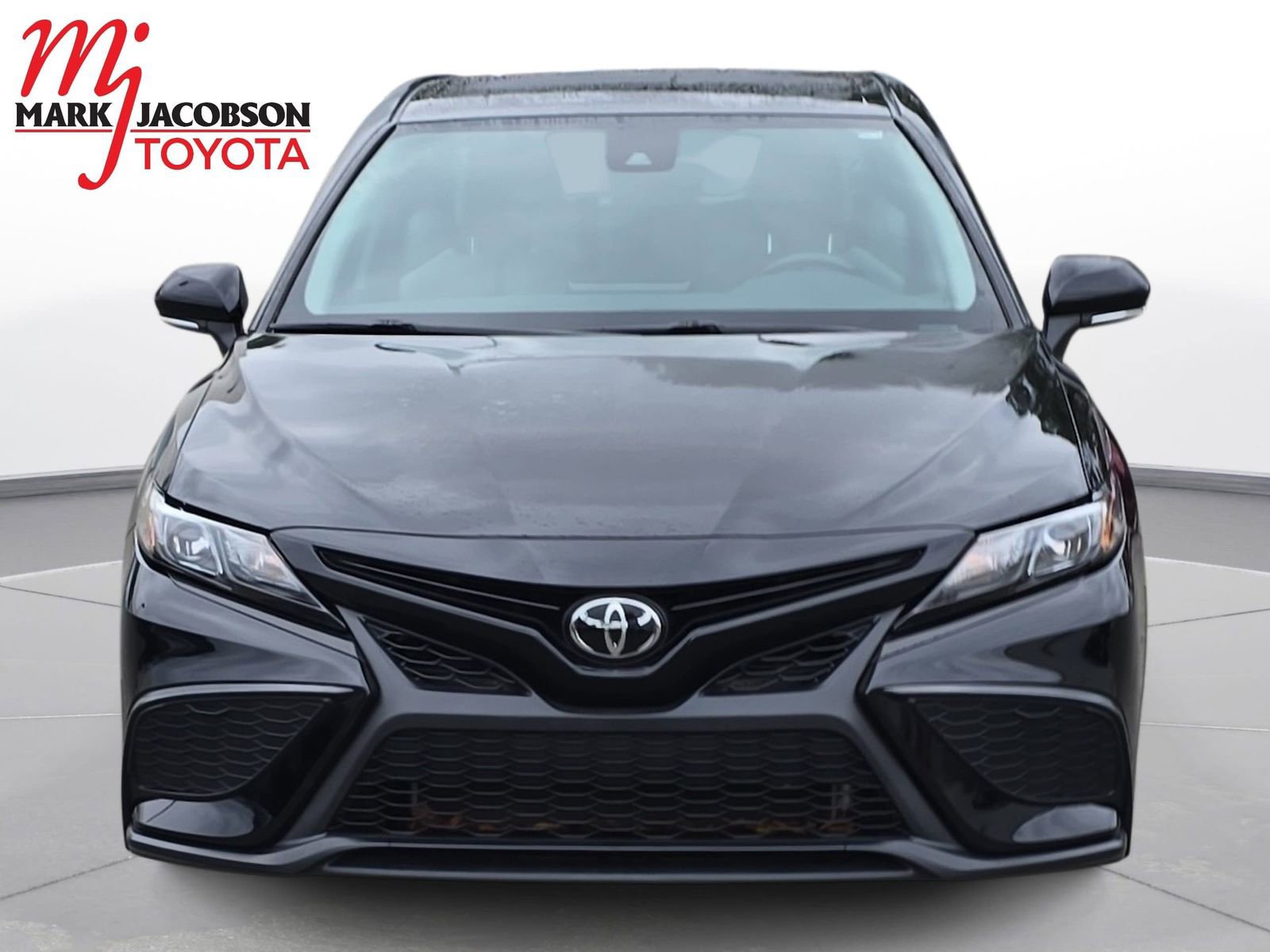 Used 2023 Toyota Camry SE image 3