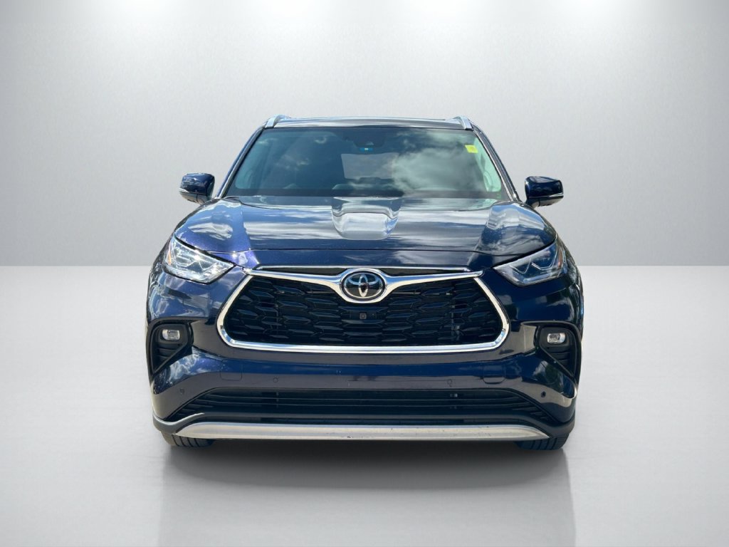 Used 2024 Toyota Highlander Platinum FWD image 2
