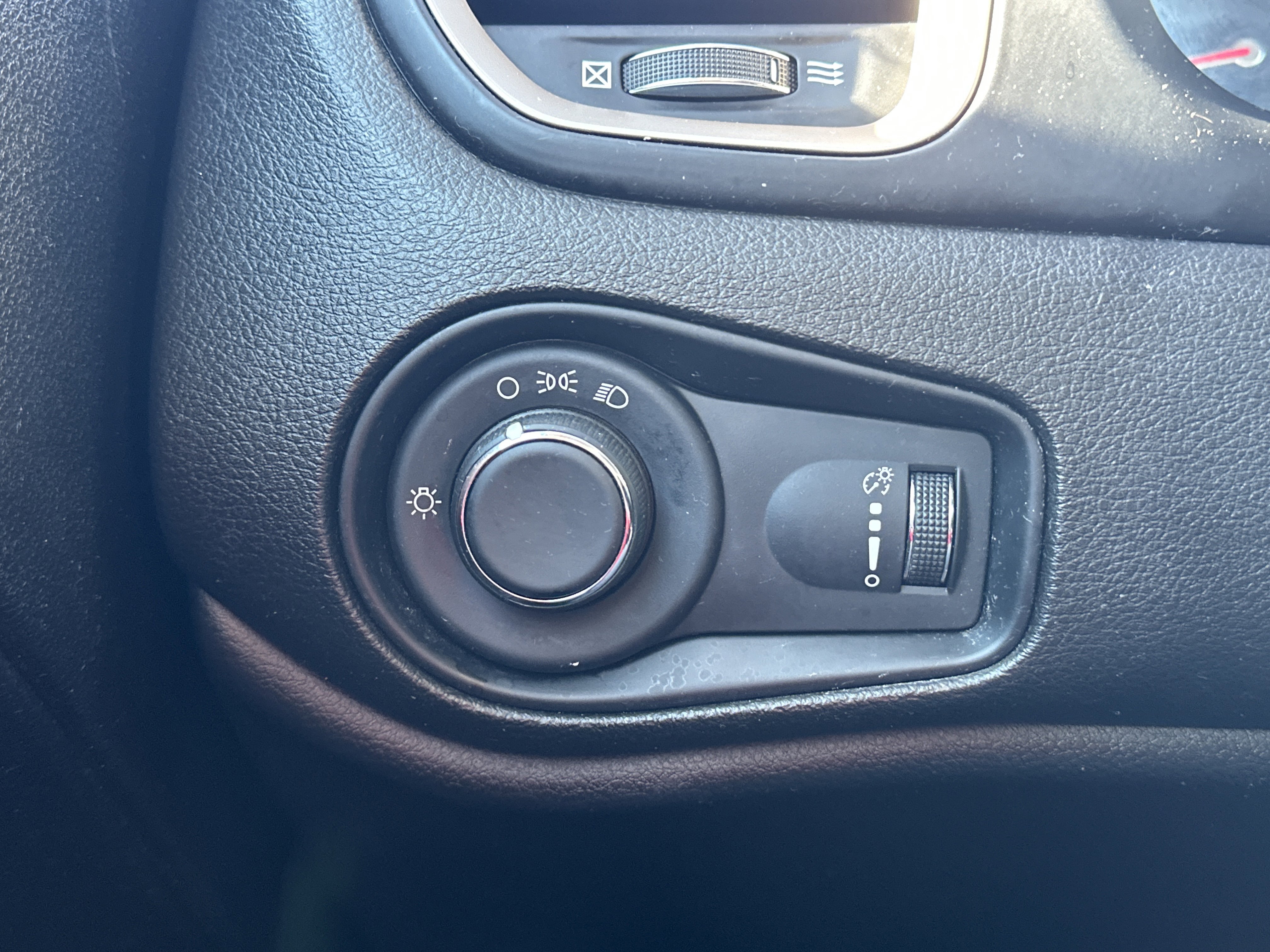 Used 2017 Jeep Renegade Sport w/ Power & Air Group image 23