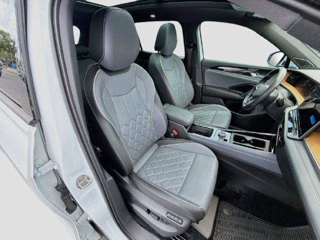 Used 2025 Volkswagen Tiguan SEL R-Line AWD/4WD image 30