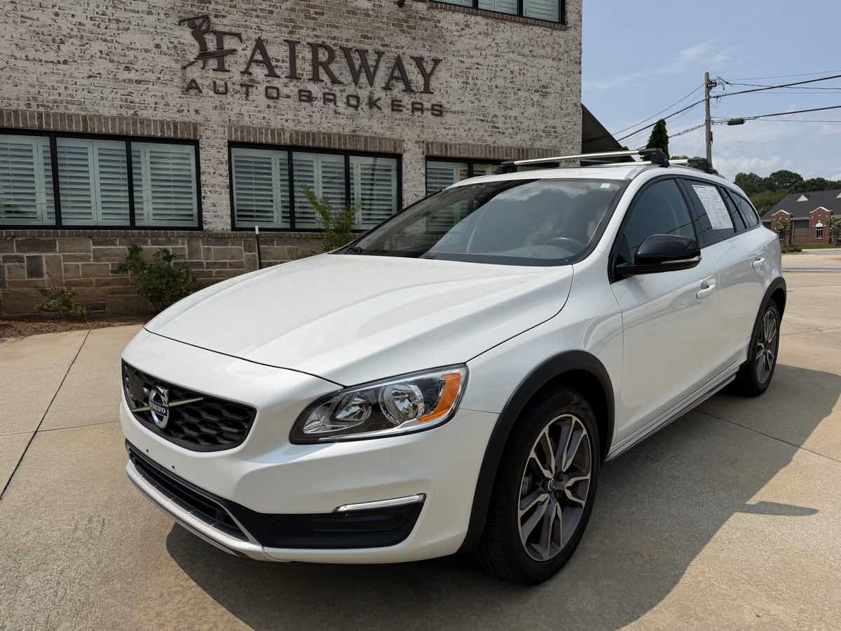 Used 2018 Volvo V60 T5 Cross Country AWD/4WD image 3