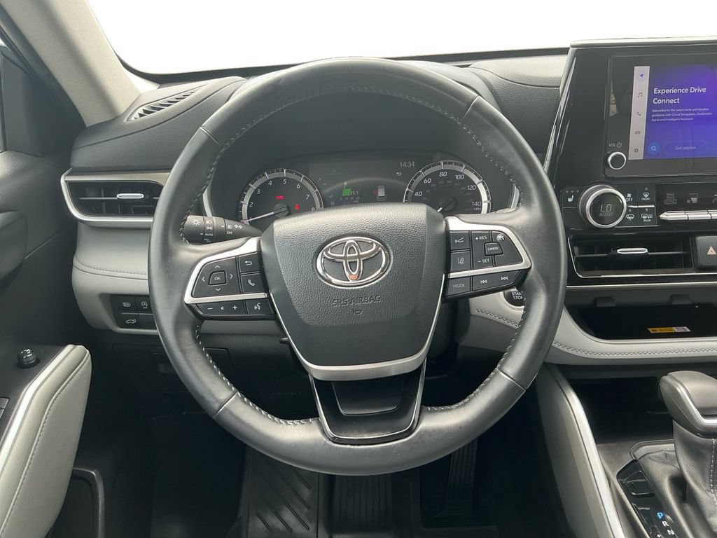 Used 2024 Toyota Highlander XLE FWD image 18