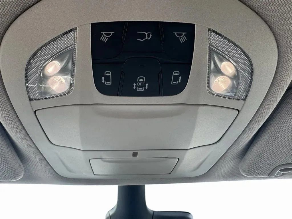 Used 2023 Chrysler Pacifica Touring-L image 28