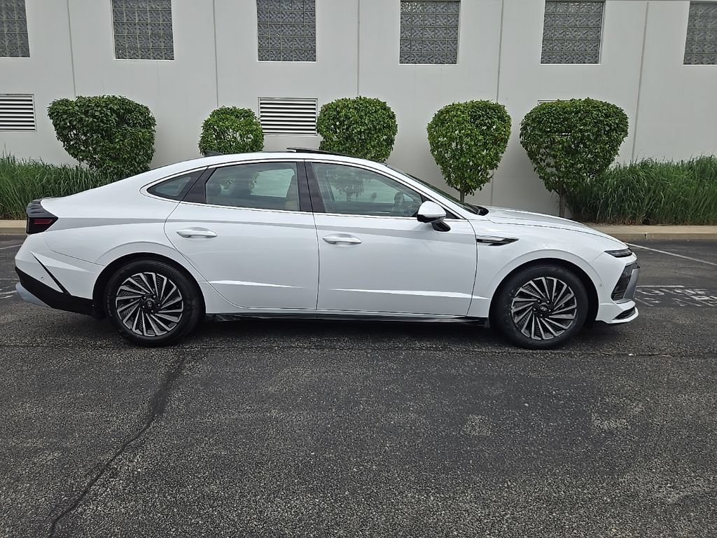 Certified 2025 Hyundai Sonata Limited FWD image 9