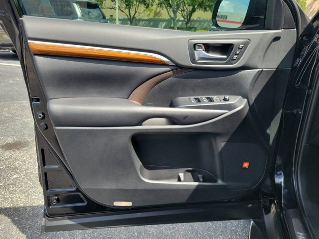Certified 2019 Toyota Highlander Limited AWD/4WD image 17