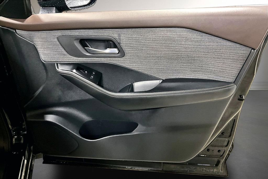 Used 2023 Nissan Rogue SV image 28