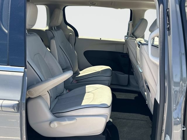 Used 2020 Chrysler Pacifica Limited w/ Advanced Safetytec Group FWD image 20