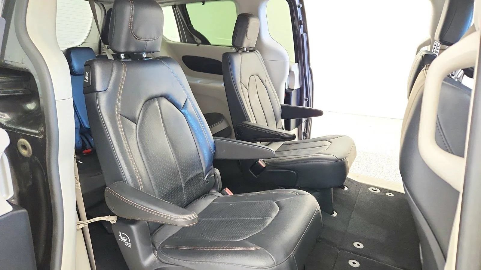 Used 2019 Chrysler Pacifica Touring-L FWD image 32