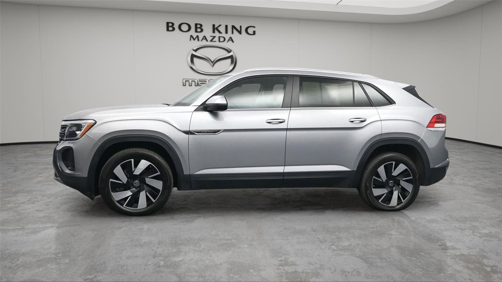 Used 2025 Volkswagen Atlas Cross Sport SE image 3