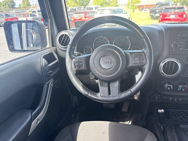 Used 2015 Jeep Wrangler Unlimited Rubicon w/ Connectivity Group AWD/4WD image 13