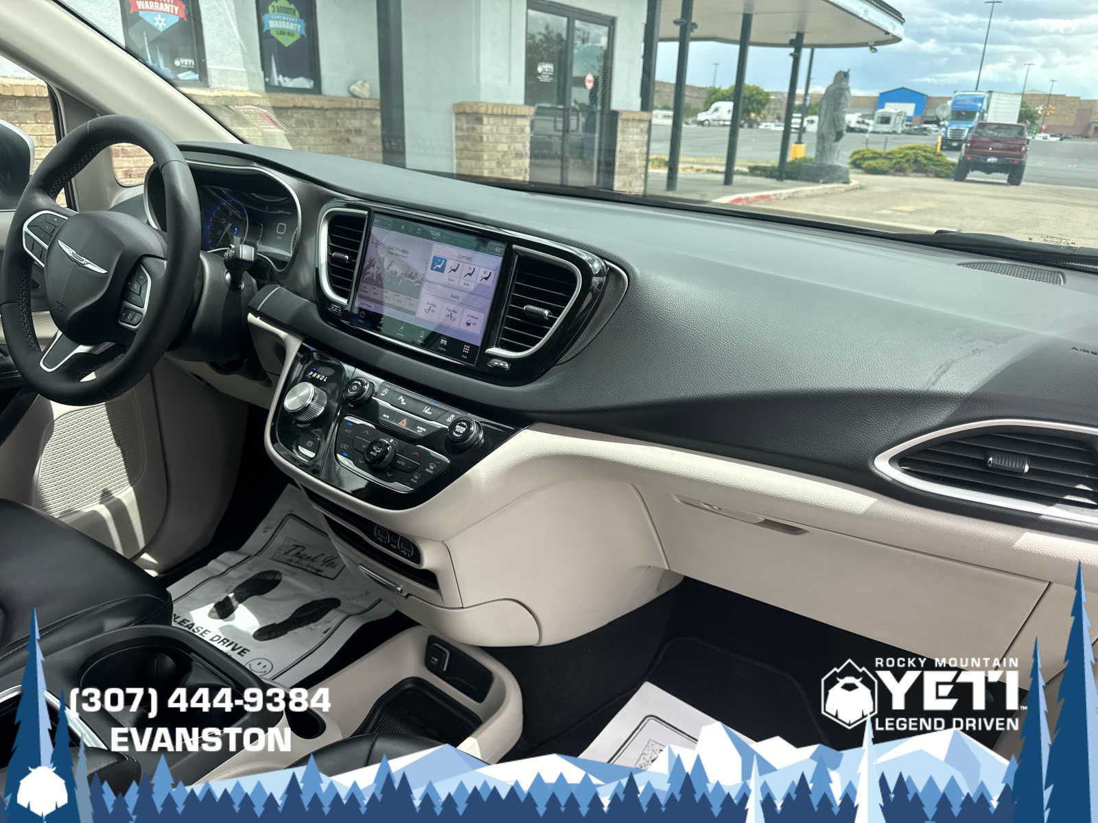 Used 2023 Chrysler Pacifica Touring-L FWD image 12