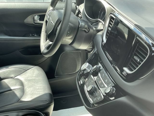 Used 2025 Chrysler Pacifica Select FWD image 11