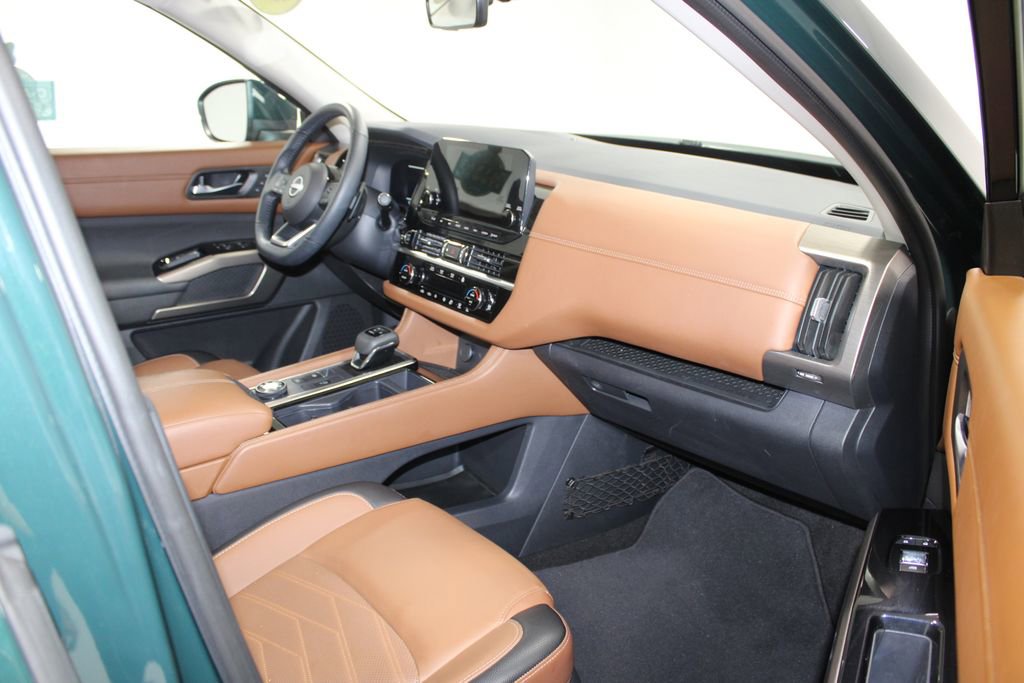 Used 2024 Nissan Pathfinder Platinum w/ Cargo Package image 32