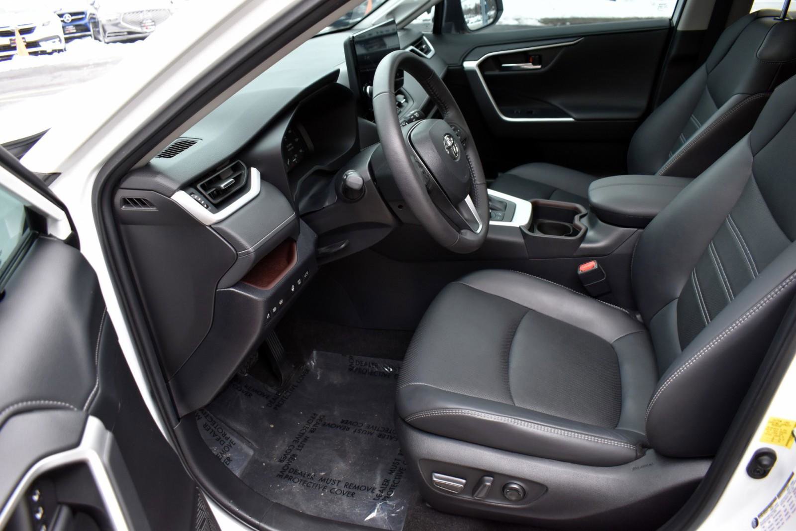 Used 2023 Toyota RAV4 Limited image 27