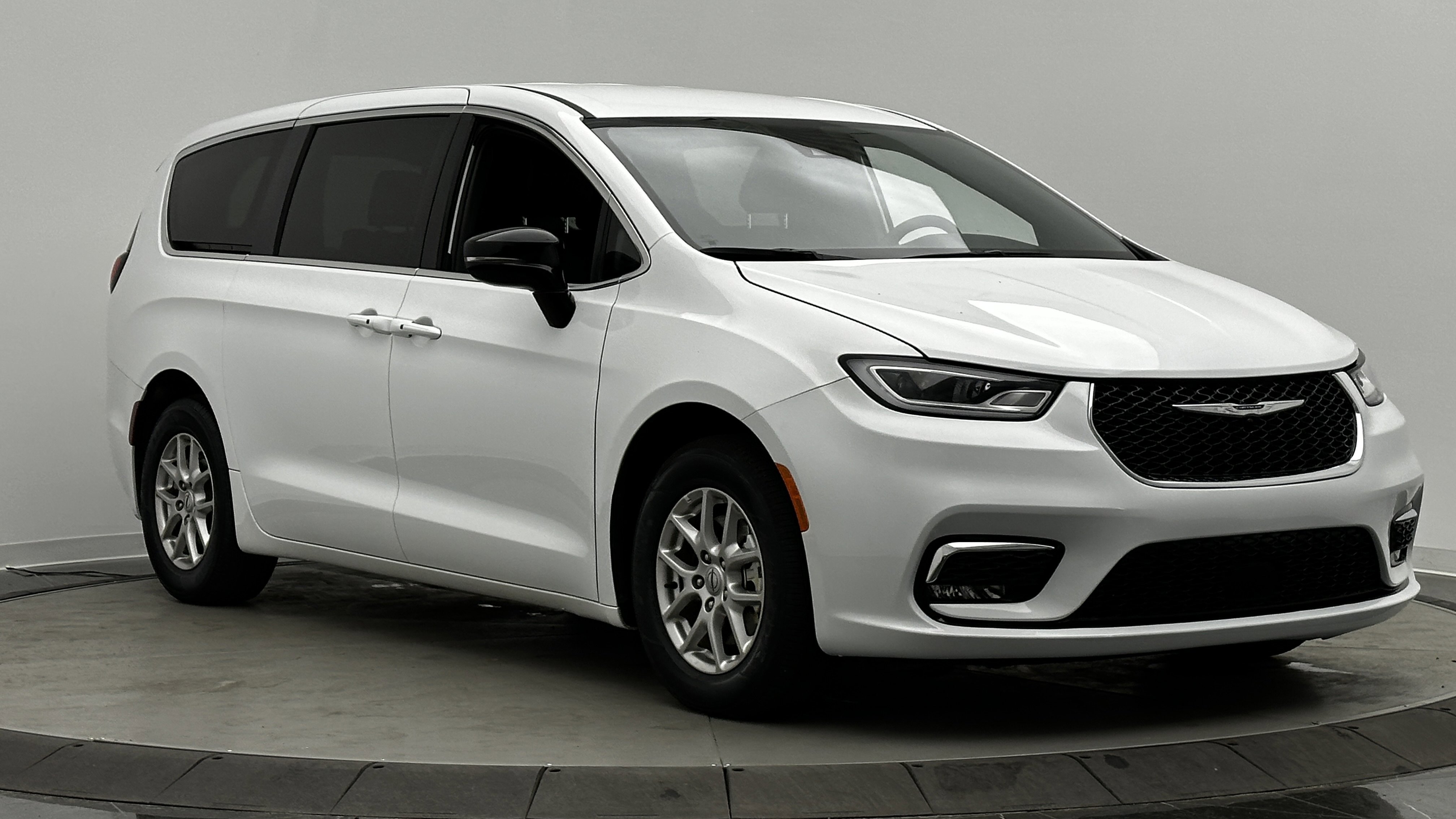 Used 2025 Chrysler Pacifica Select image 3