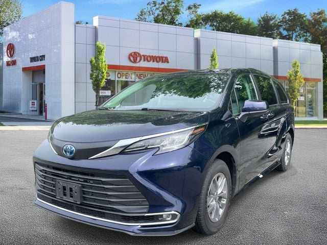 Used 2023 Toyota Sienna XLE FWD image 4