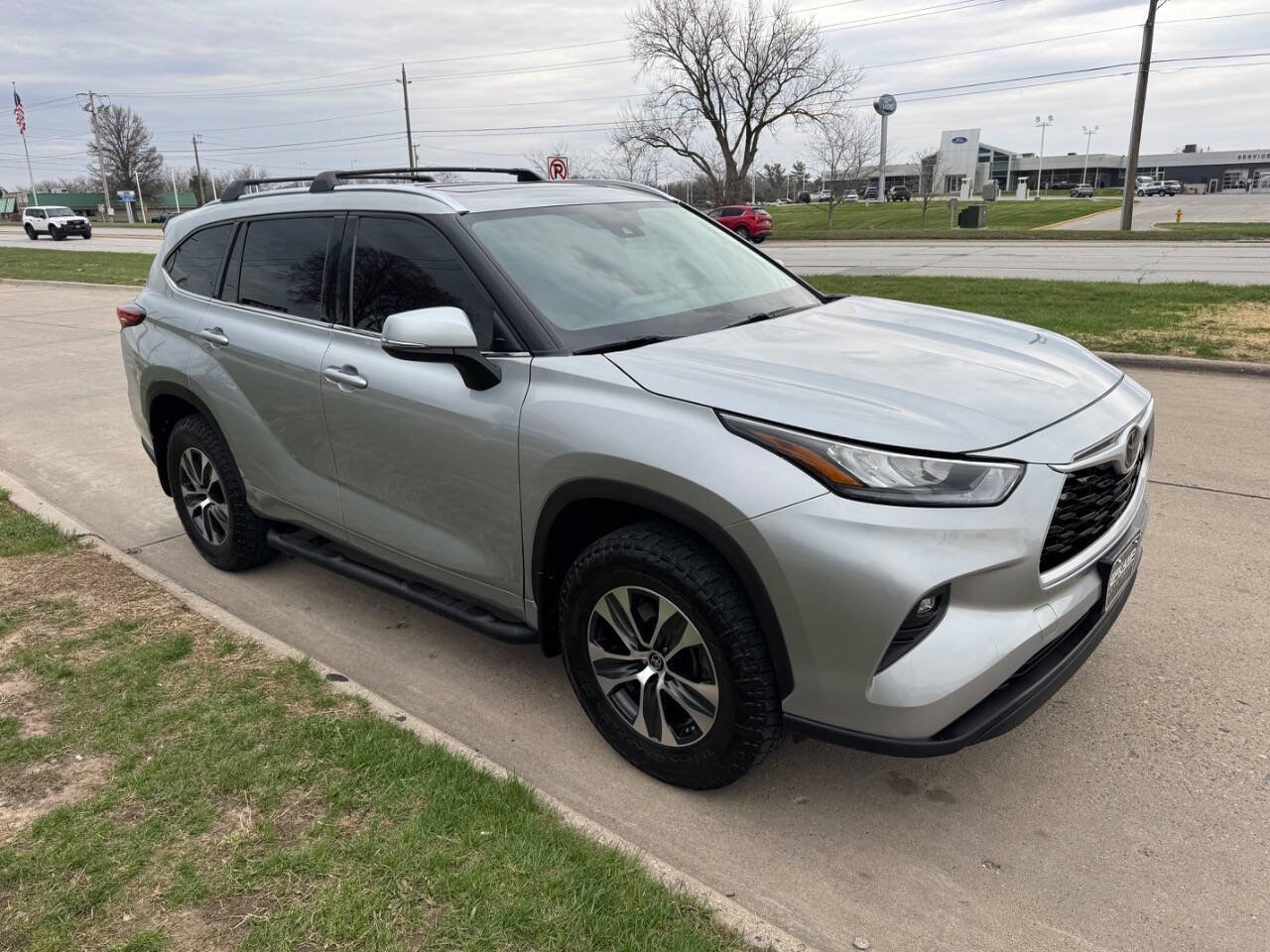 Used 2020 Toyota Highlander XLE AWD/4WD image 7