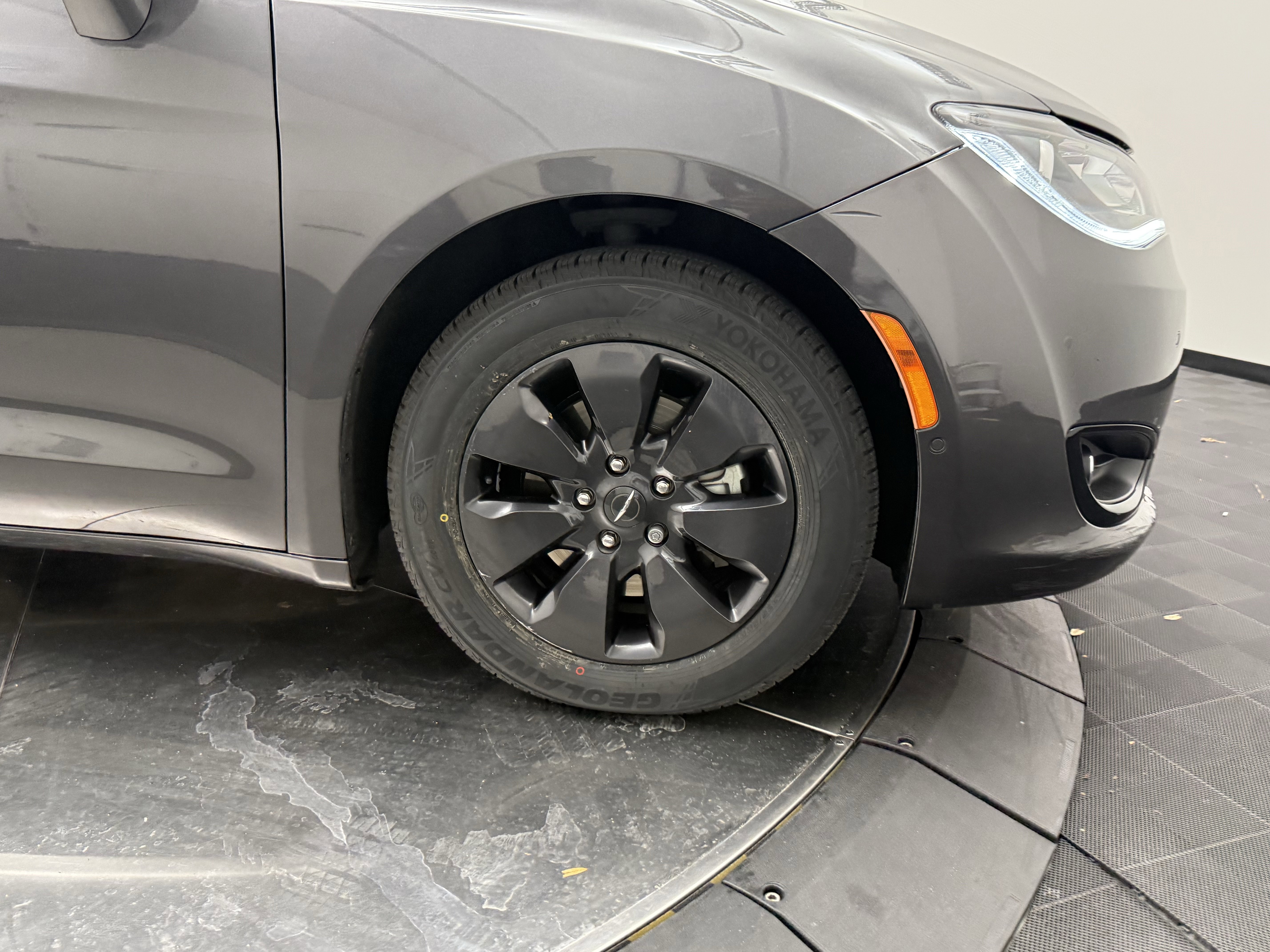 Used 2020 Chrysler Pacifica Limited w/ Advanced Safetytec Group FWD image 9