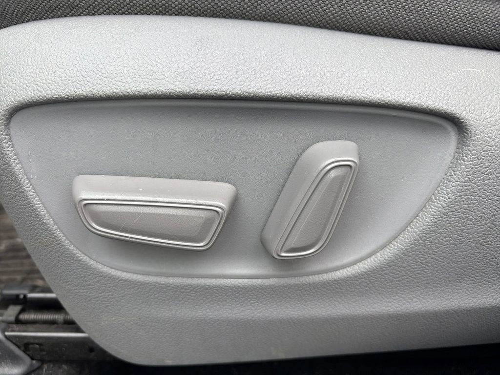Used 2020 Toyota Highlander L FWD image 16