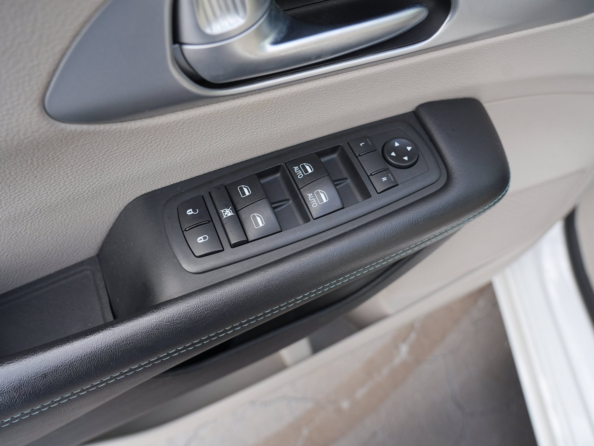 Used 2018 Chrysler Pacifica Touring Plus FWD image 17